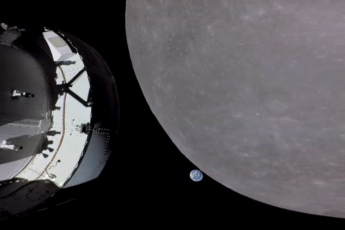 Recht klein erscheint die Erde im All zwischen der «Orion»-Kapsel der Nasa-Mondmission «Artemis 1» und dem Mond.