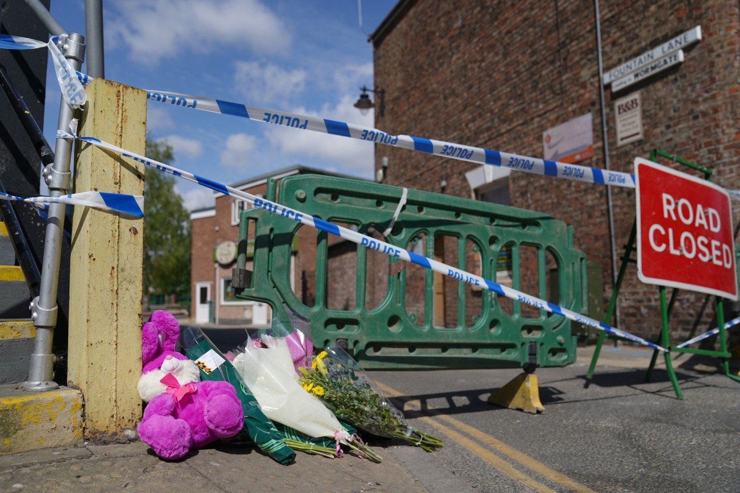 Blumen im englischen Boston der Nähe des Tatorts, wo ein neunjähriges Mädchen an den Folgen einer mutmaßlichen Stichverletzung starb.