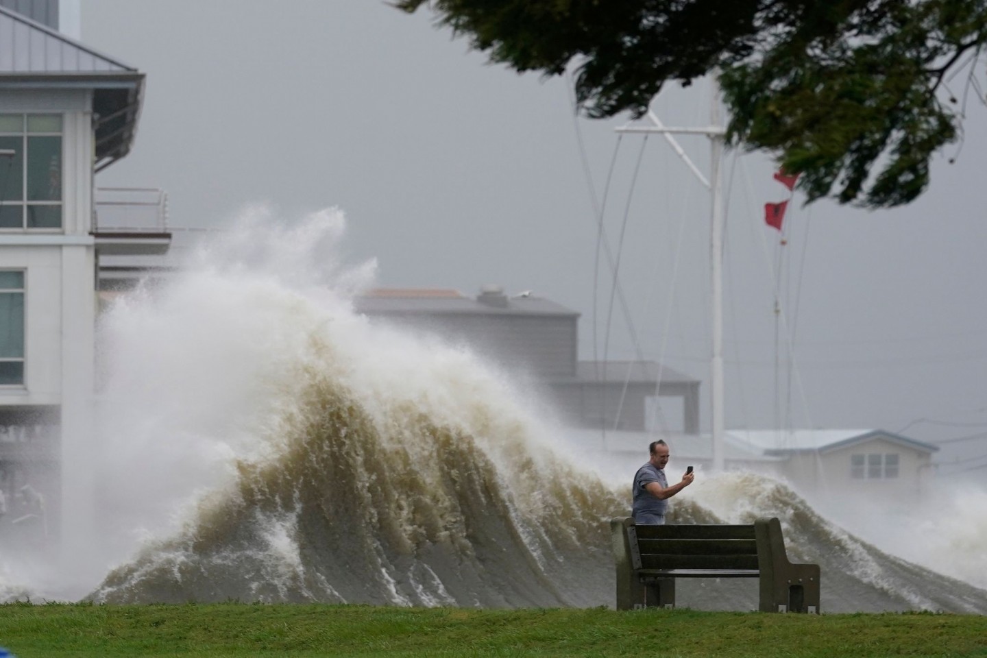 Schnappschuss vor Welle: Ein Mann macht in New Orleans ein Selfie von sich. Hurrikan «Ida» hat das Festland erreicht.