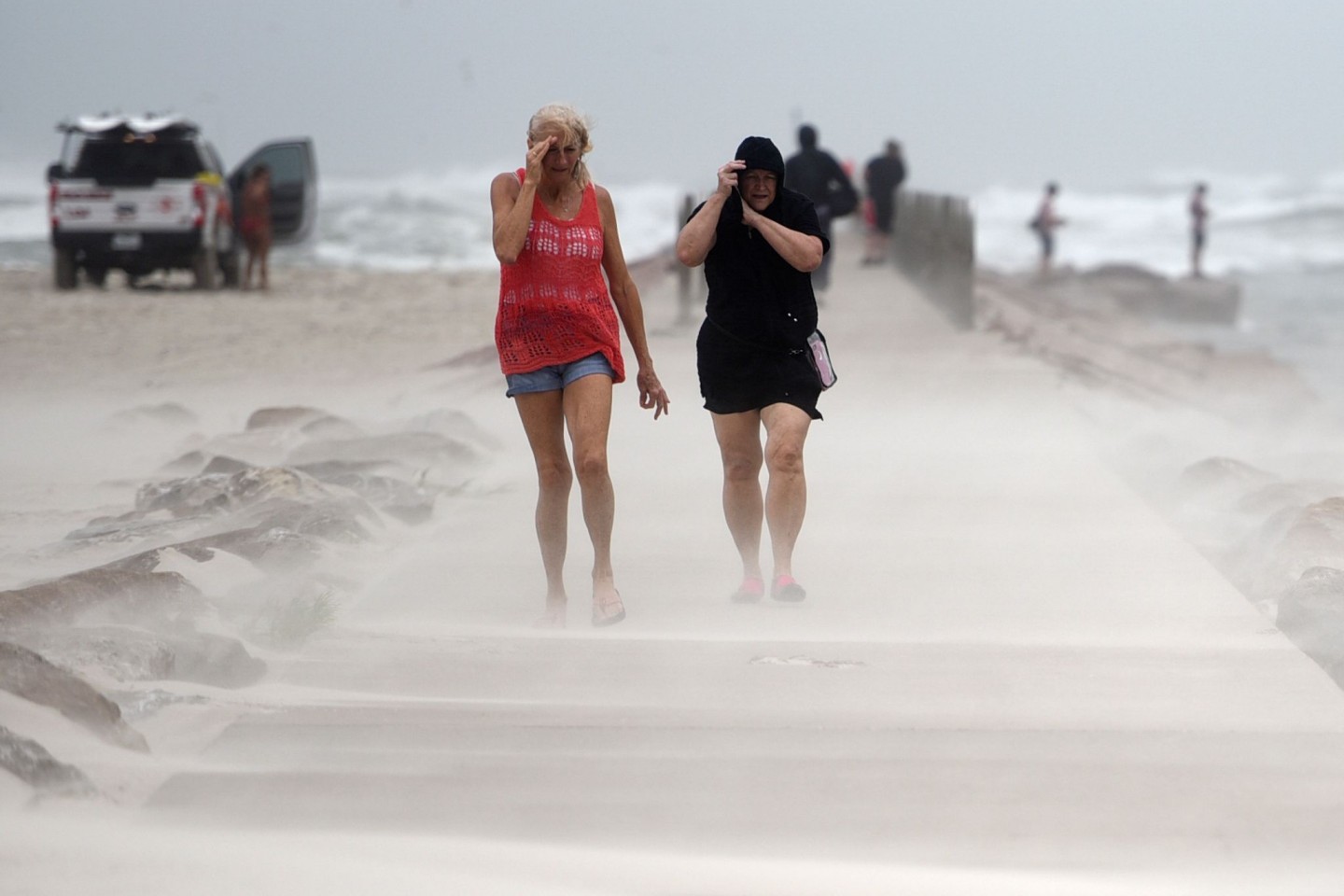 Hurrikan Nicholas bringt heftigen Wind und starken Regen an die texanische Golfküste.