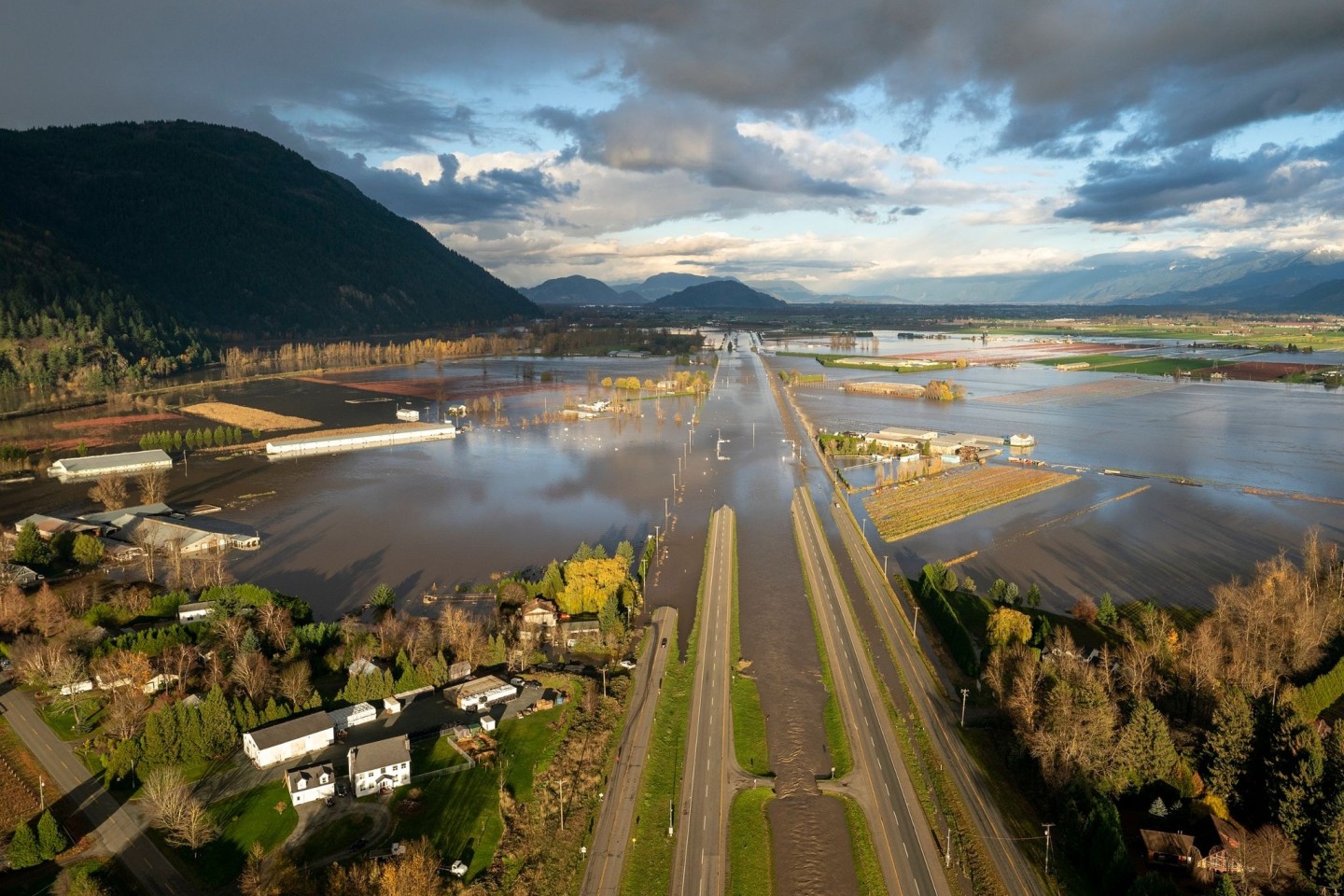 Hochwasser auf dem Highway 1. Nach starken Regenfällen und Erdrutschen sind im Westen Kanadas Hunderte Menschen per Helikopter aus ihren Autos gerettet und zahlreiche Ortschaften evakuiert ...