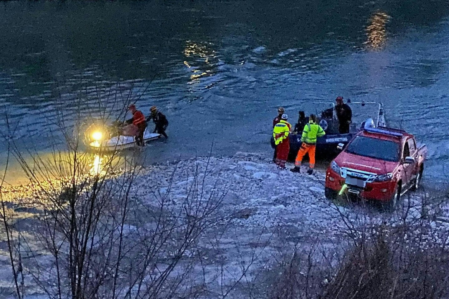 Beim Sturz eines Autos in die Salzach in Österreich sind drei Menschen ums Leben gekommen.
