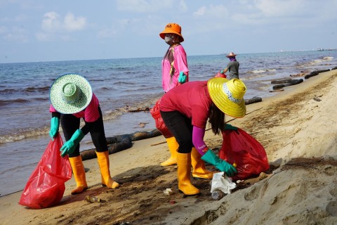Ölteppich verschmutzt Strand im Golf von Thailand