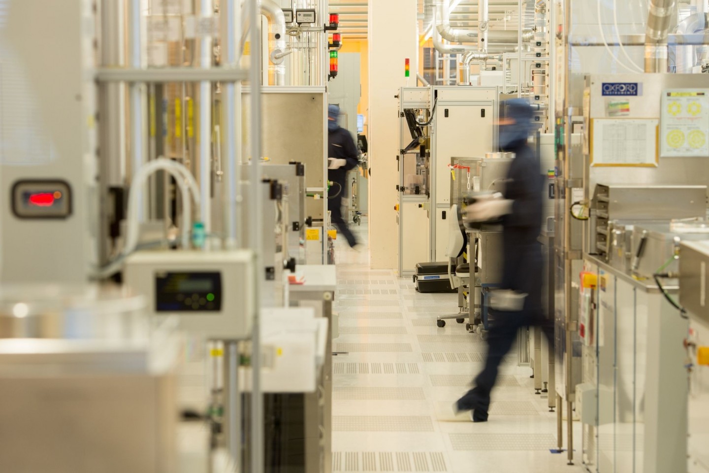 Ein Angestellter von Osram Opto Semiconductors geht durch einen Reinraum in der LED-Produktion im Osram-Werk in Regensburg (Symbolbild).