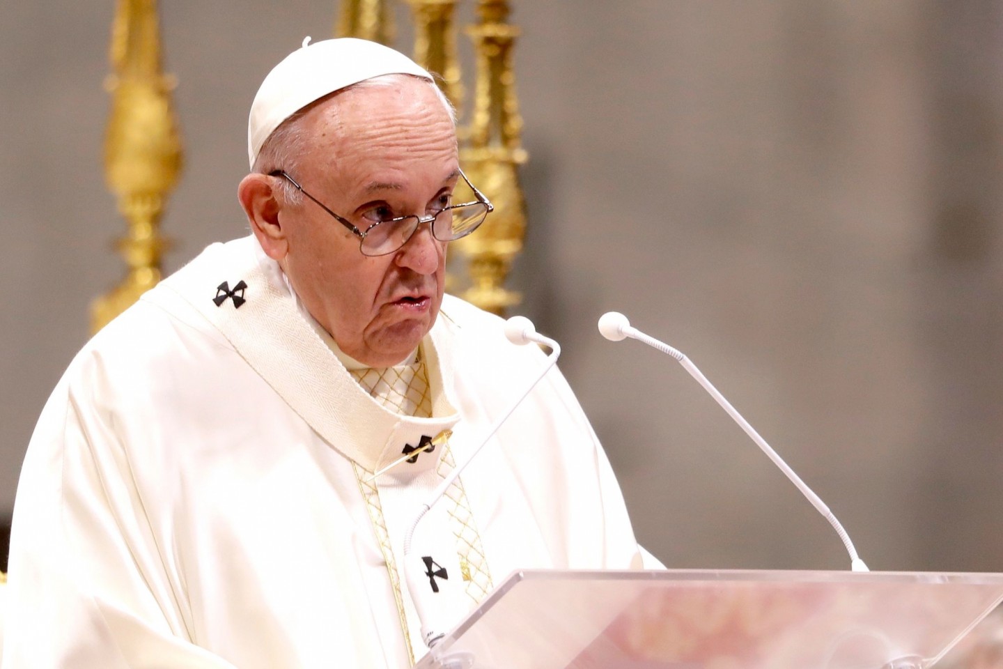 Papst Franziskus spricht während einer Zeremonie zur Weihe von neun neuen Priestern. (Archivbild)