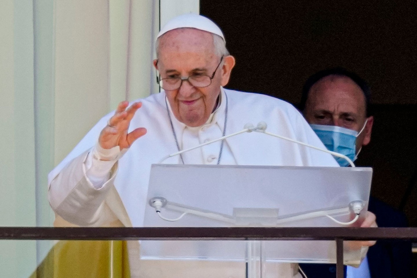 Papst Franziskus auf einem Balkon der Poliklinik.