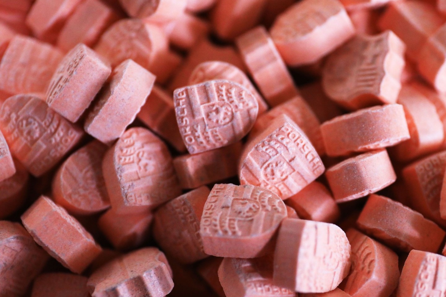 Ecstasy-Tabletten enthalten den Wirkstoff MDMA.