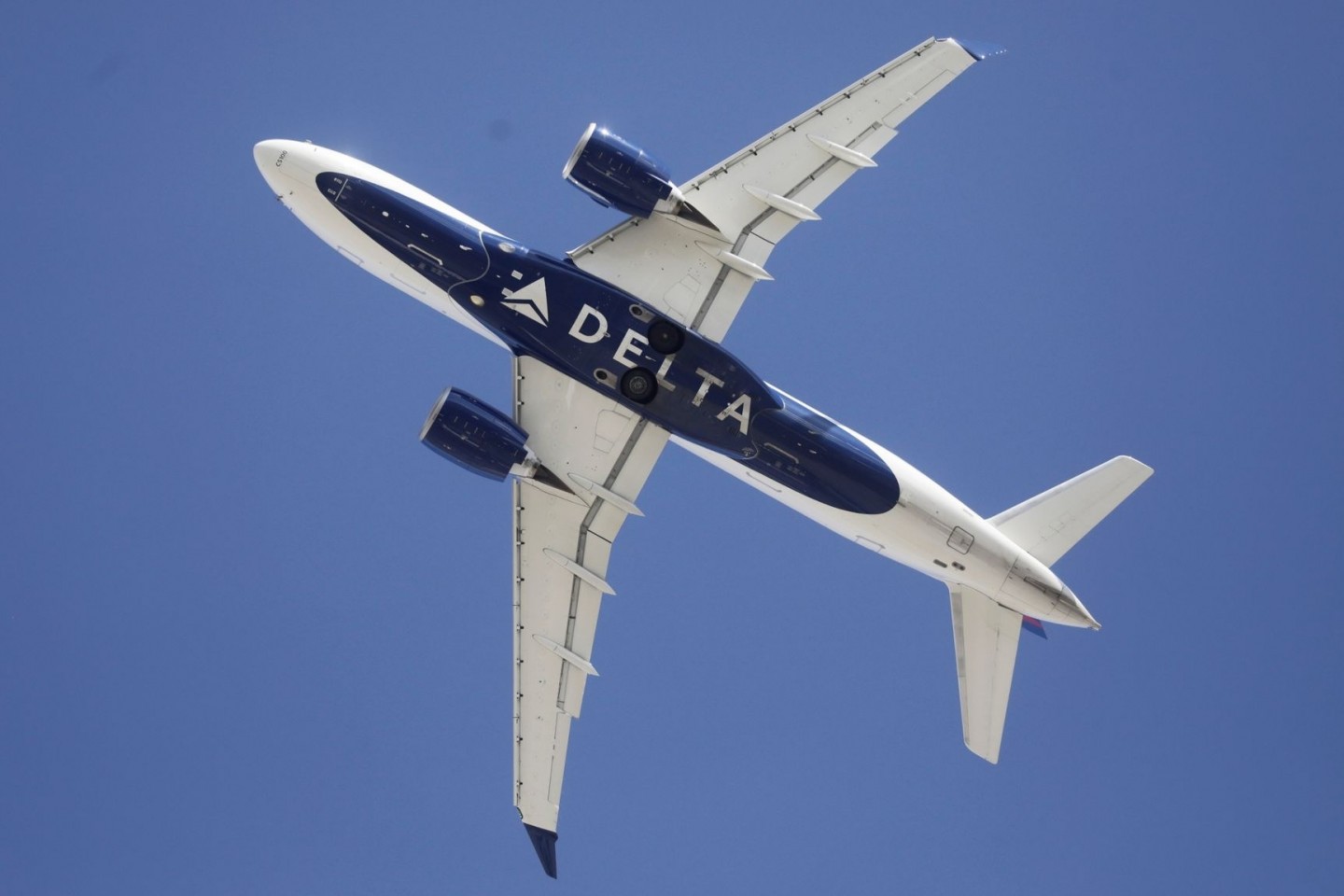 Ein Flugzeug der Fluggesellschaft Delta. Ein renitenter Passagier hat ein Flugzeug der Airline vorzeitig zur Landung gezwungen.