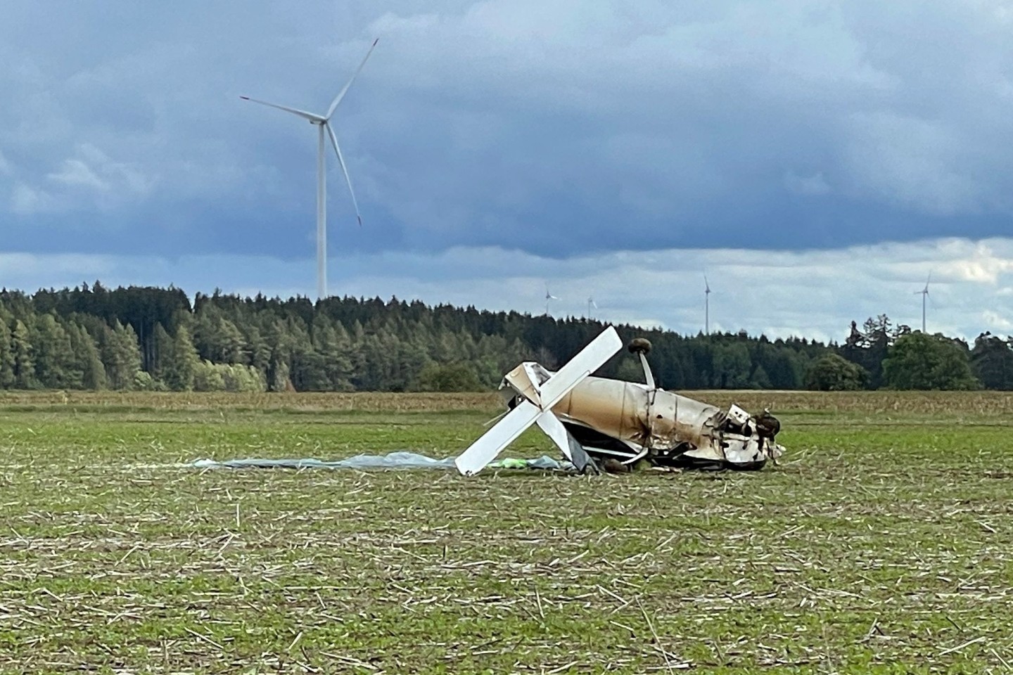 Beim Absturz des Kleinflugzeugs in Mittelfranken ist am Samstag der Pilot ums Leben gekommen.