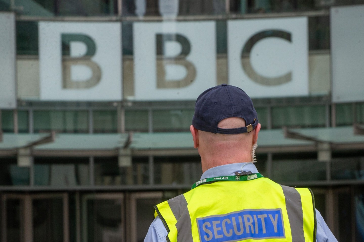 Der Druck auf die BBC, den Namen des Moderators öffentlich zu machen, wächst.