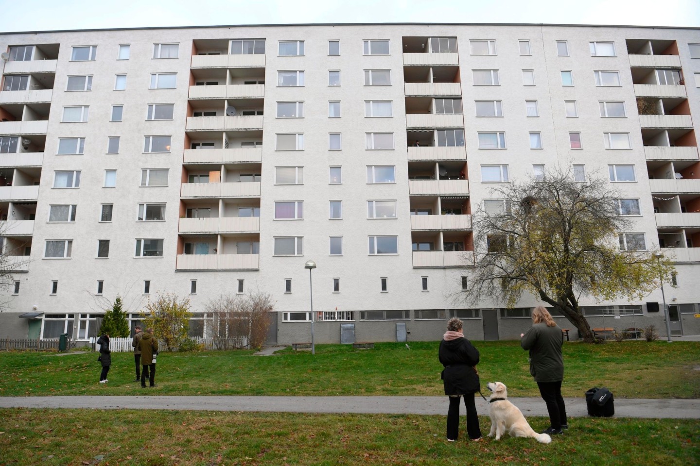 Ein Wohnblock in Hässelby: Die Polizei vermutet, dass die Kinder aus großer Höhe gefallen sind.