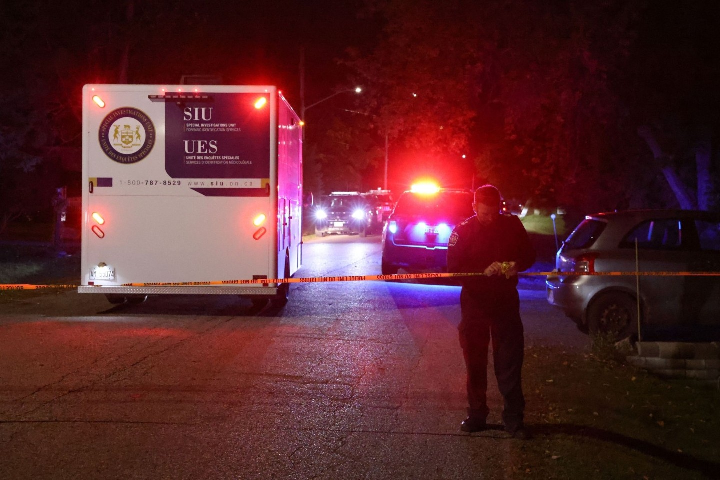 Der Fahrzeug der Ontario Special Investigations Unit (SIU) am Tatort, wo ein Polizist bei einem Einsatz von Schüssen tödlich verletzt wurde.