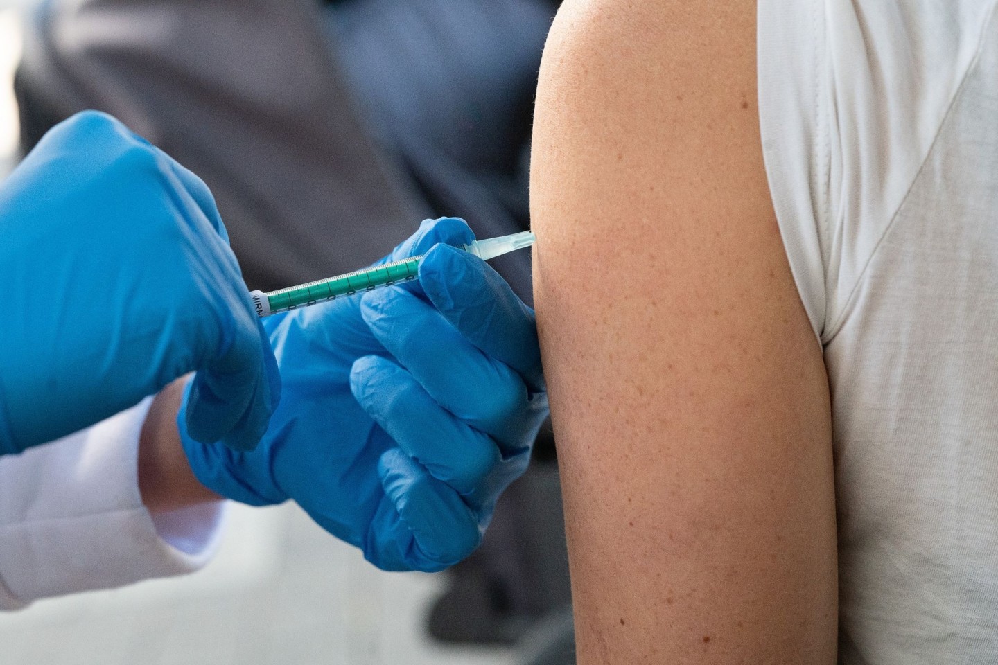Eine Frau wird während einer Impfaktion auf dem Wochenmarkt mit dem Impfstoff von Biontech/Pfizer gegen das Coronavirus geimpft.