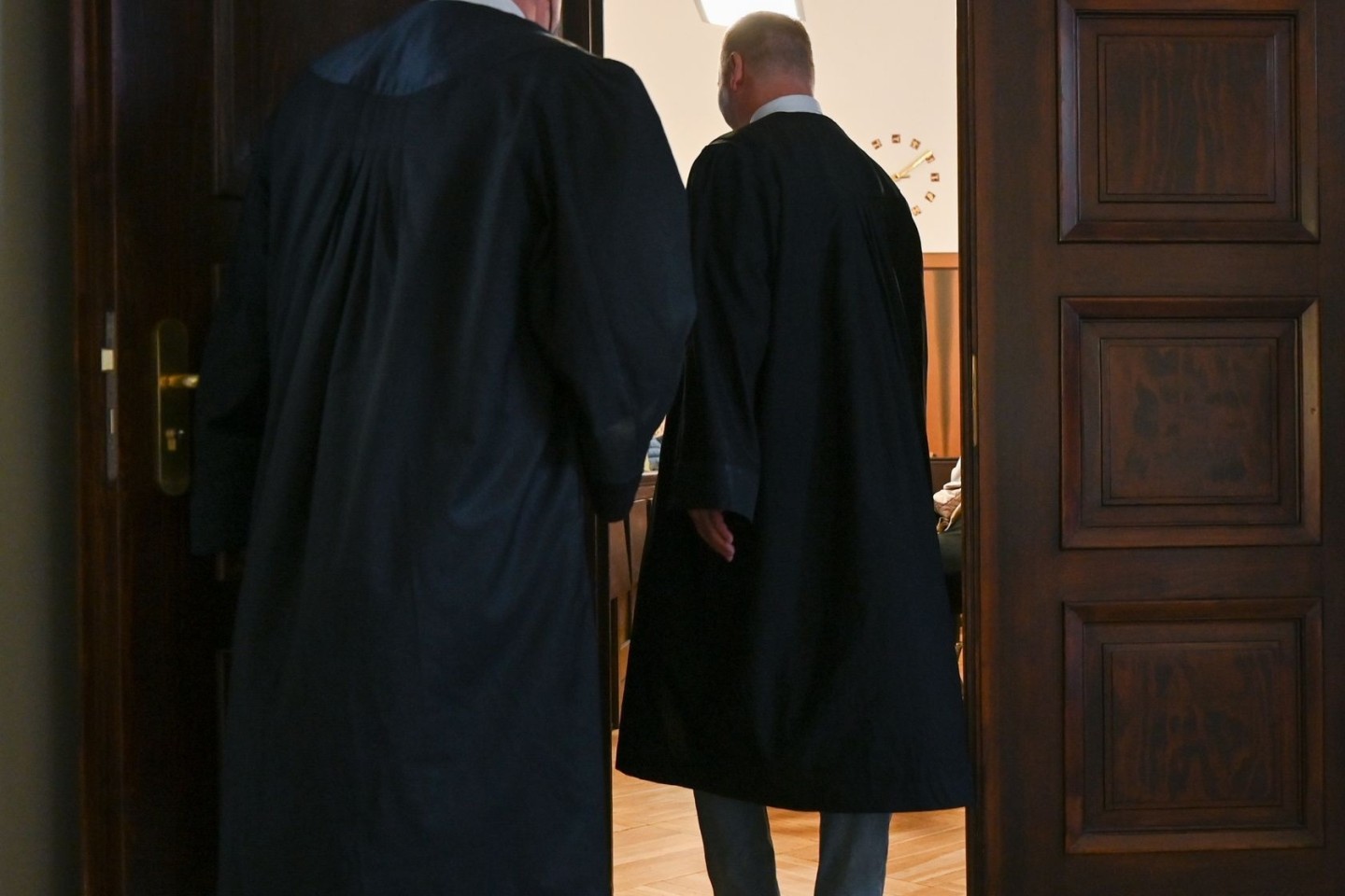 Die Anwälte Björn Seelbach (l) und Christian Kunath auf dem Weg in den Gerichtssaal.