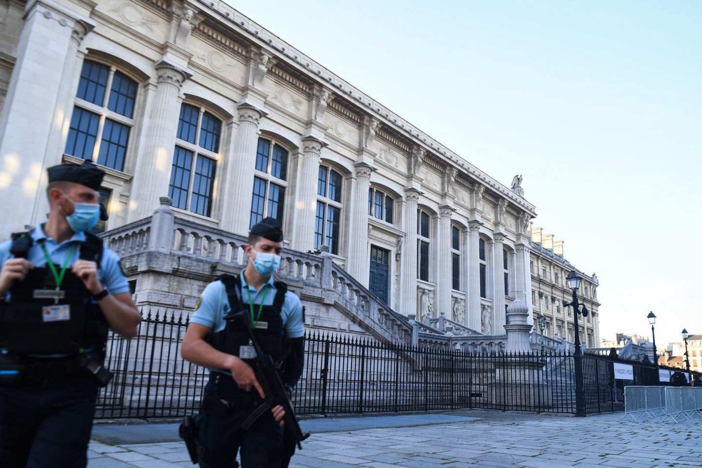 Französische Gendarmen patrouillieren vor Beginn des Prozesses vor dem Justizpalast, dem Pariser Gerichtsgebäude.
