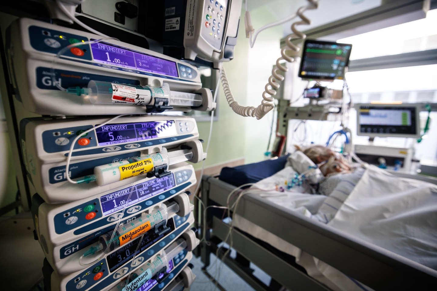 Infusionsgeräte stehen neben dem Bett eines Covid-19-Intensivpatienten in einer bayerischen Klinik.