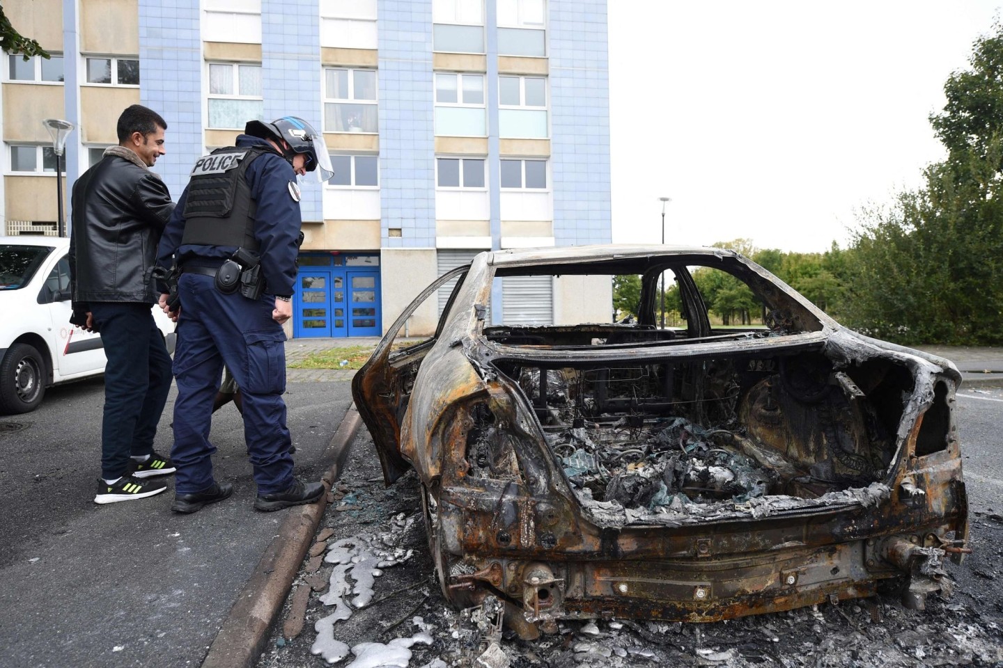 Randalierer haben in der französischen Provinzstadt Alençon mindestens 24 Autos in Brand gesetzt und sich gewaltsame Auseinandersetzungen mit der Polizei geliefert.