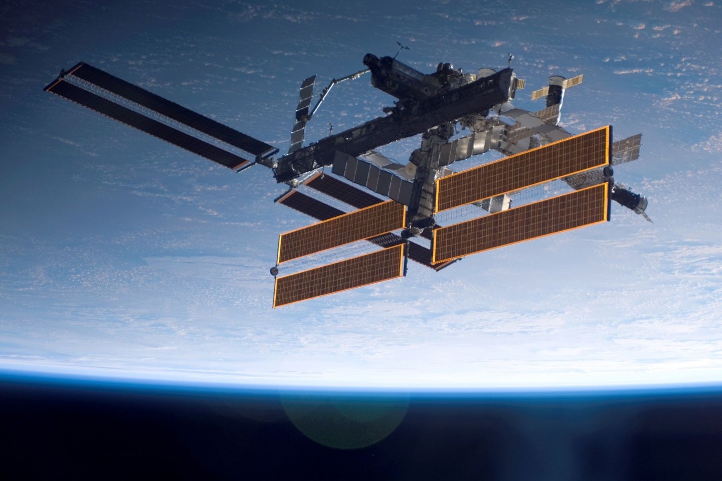Die Internationale Raumstation ISS mit der Erde im Hintergrund.
