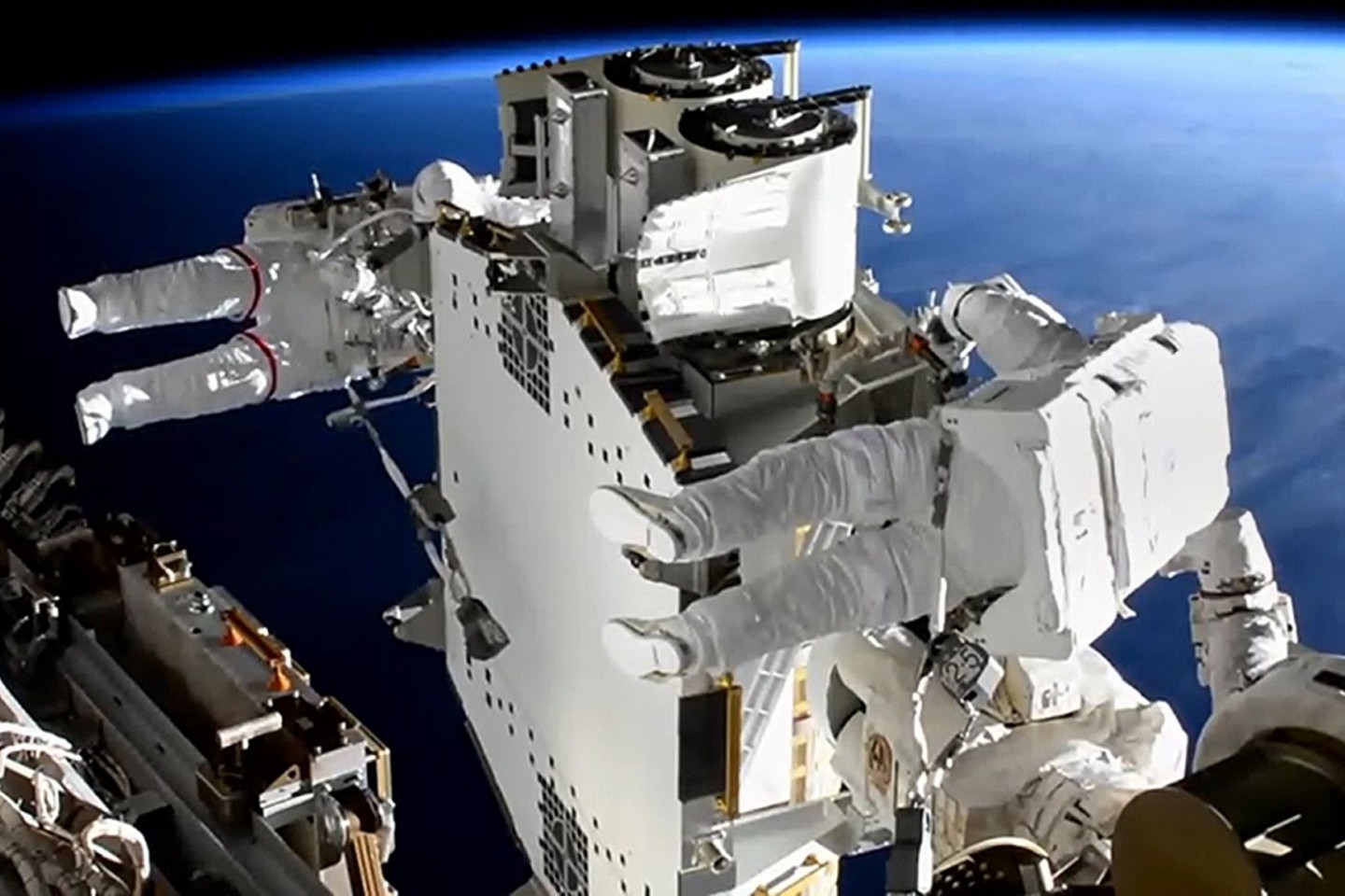 Außeneinsatz an der Solaranlage der Internationalen Raumstation ISS.
