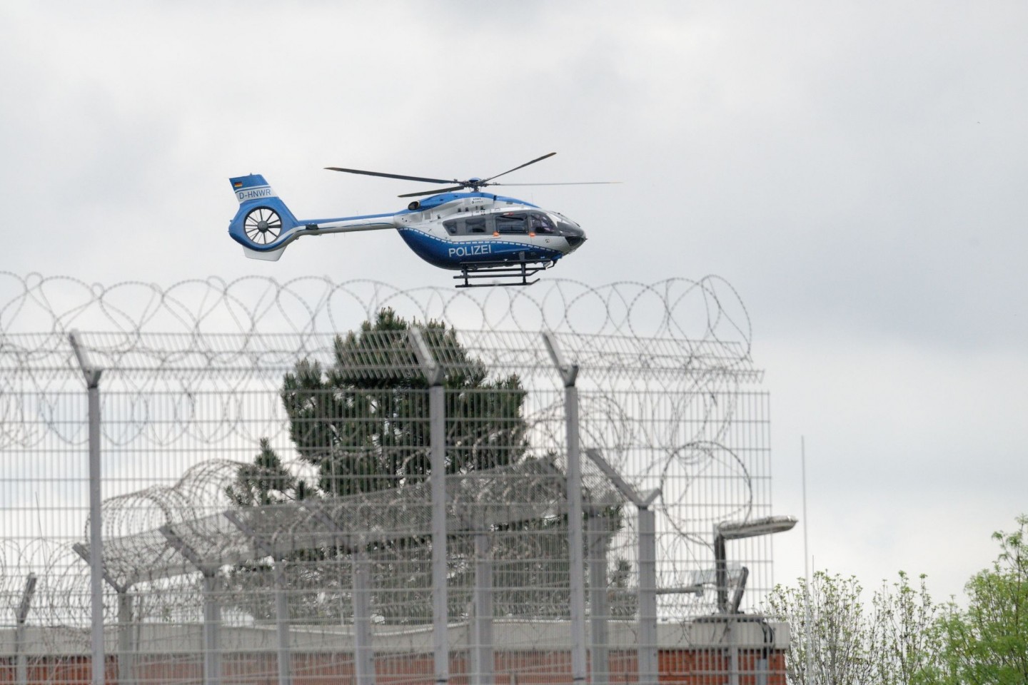 Ein Hubschrauber der Polizei startet vom Gelände der JVA Ossendorf in Köln. Thomas Drach ist von den Niederlanden an Deutschland ausgeliefert worden.