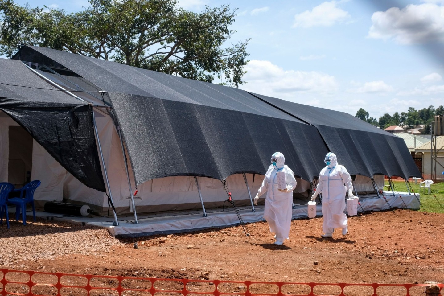 Zwei Ärzte in Schutzanzügen gehen zum Ebola-Isolationsbereich des Mubende Regional Referral Hospital. Im ostafrikanischen Uganda ist die Zahl neuer Infektionen mit dem tödlichen Ebola-Vir...