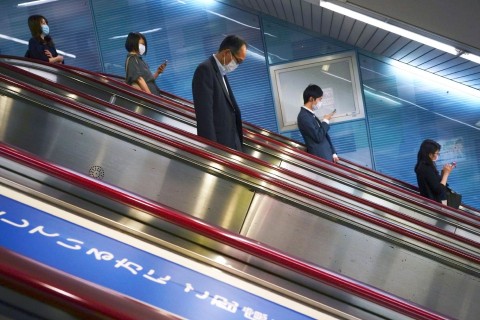 Rolltreppen: Japans Bahnen drängen aufs Stehenbleiben 
