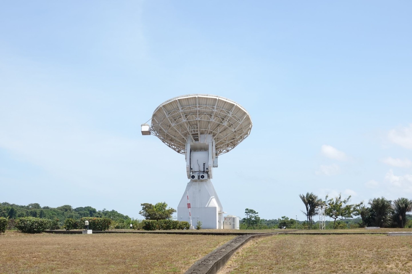 Ein Radioteleskop auf dem Gelände des Weltraumbahnhofs in Kourou.