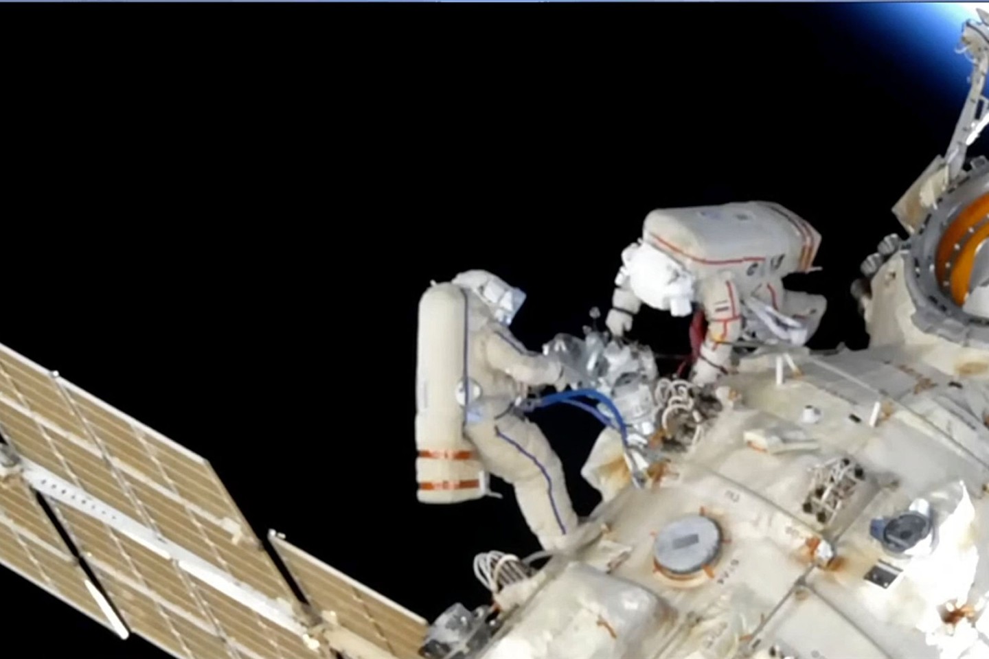 Auf diesem von der Raumfahrtagentur Roskosmos veröffentlichten Videostandbild sind die Roskosmos-Kosmonauten Oleg Artemjew und Denis Matwejew während ihres Weltraumspaziergangs auf der Int...