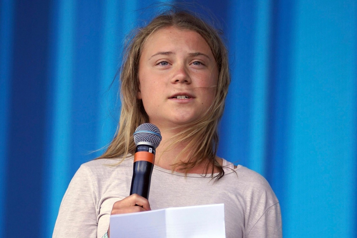 Die schwedische Klimaaktivistin Greta Thunberg steht während des Glastonbury Festivals auf der Bühne und spricht zum Publikum. Jetzt bringt sie ein großes Klimabuch heraus.