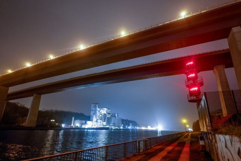Schiff kollidiert in Kiel mit Brücke