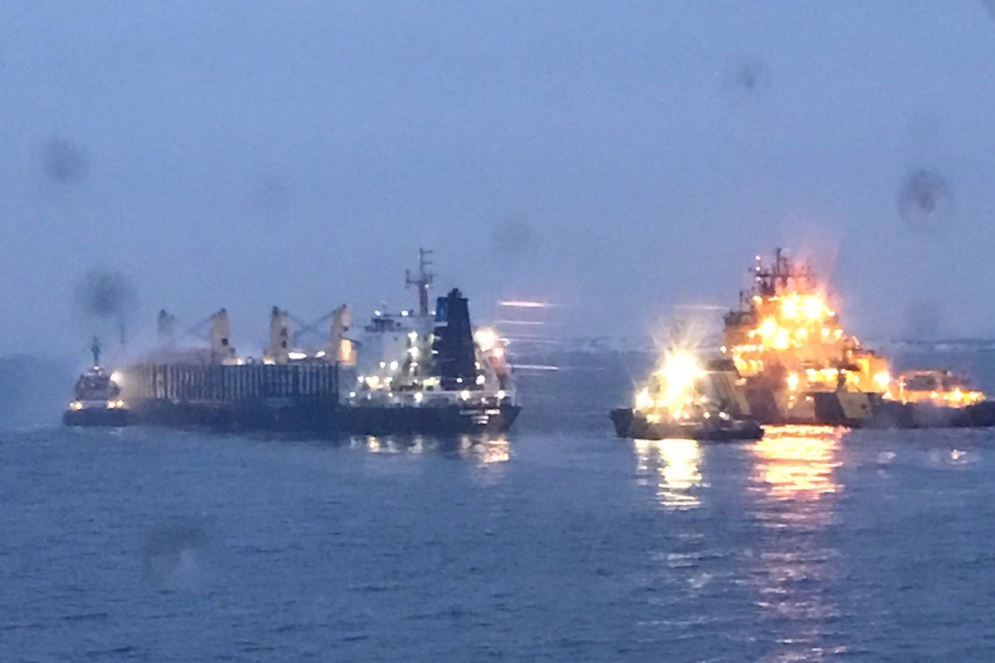Begleitet von Schleppern und der schwedischen Küstenwache fährt die noch brennende «Almirante Storni» in den Scandia-Hafen von Göteborg.