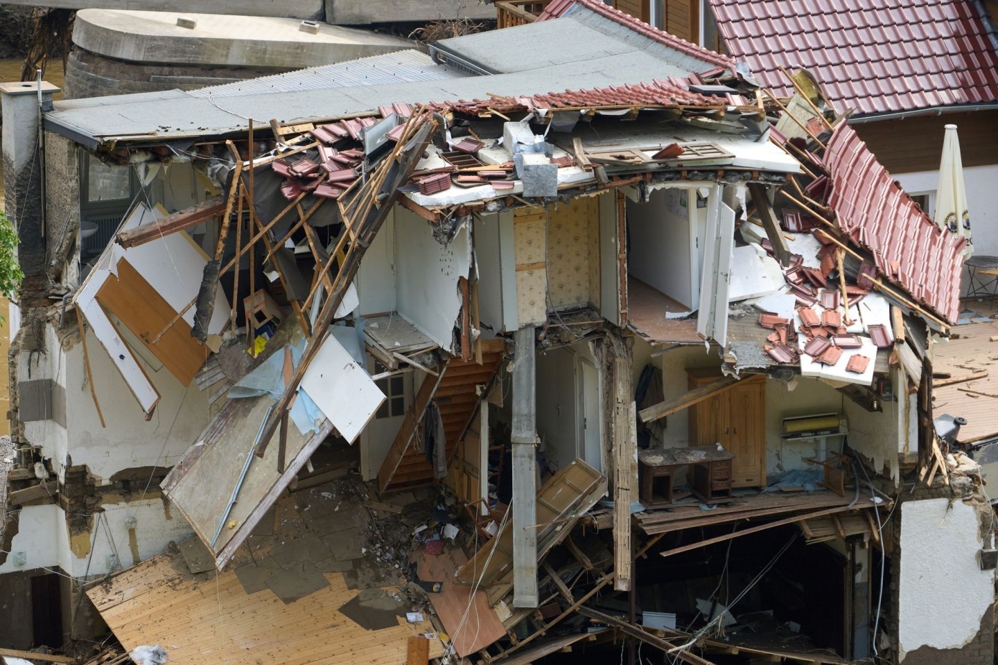 Häuser im Ahrtal im Ortsteil Walporzheim sind zerstört. Bundesfinanzminister Olaf Scholz hat angesichts der Katastrophe Soforthilfen in dreistelliger Millionenhöhe in Aussicht gestellt.