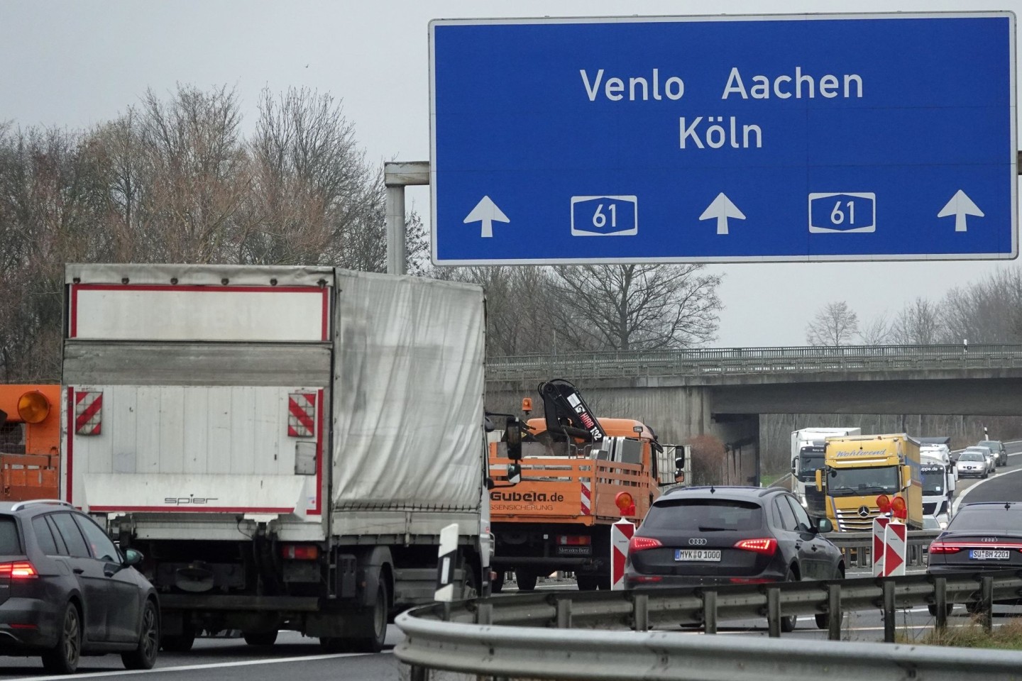 Auf der Autobahn A61 Richtung Venlo staut sich kurz vor der Freigabe der Strecke der Verkehr.
