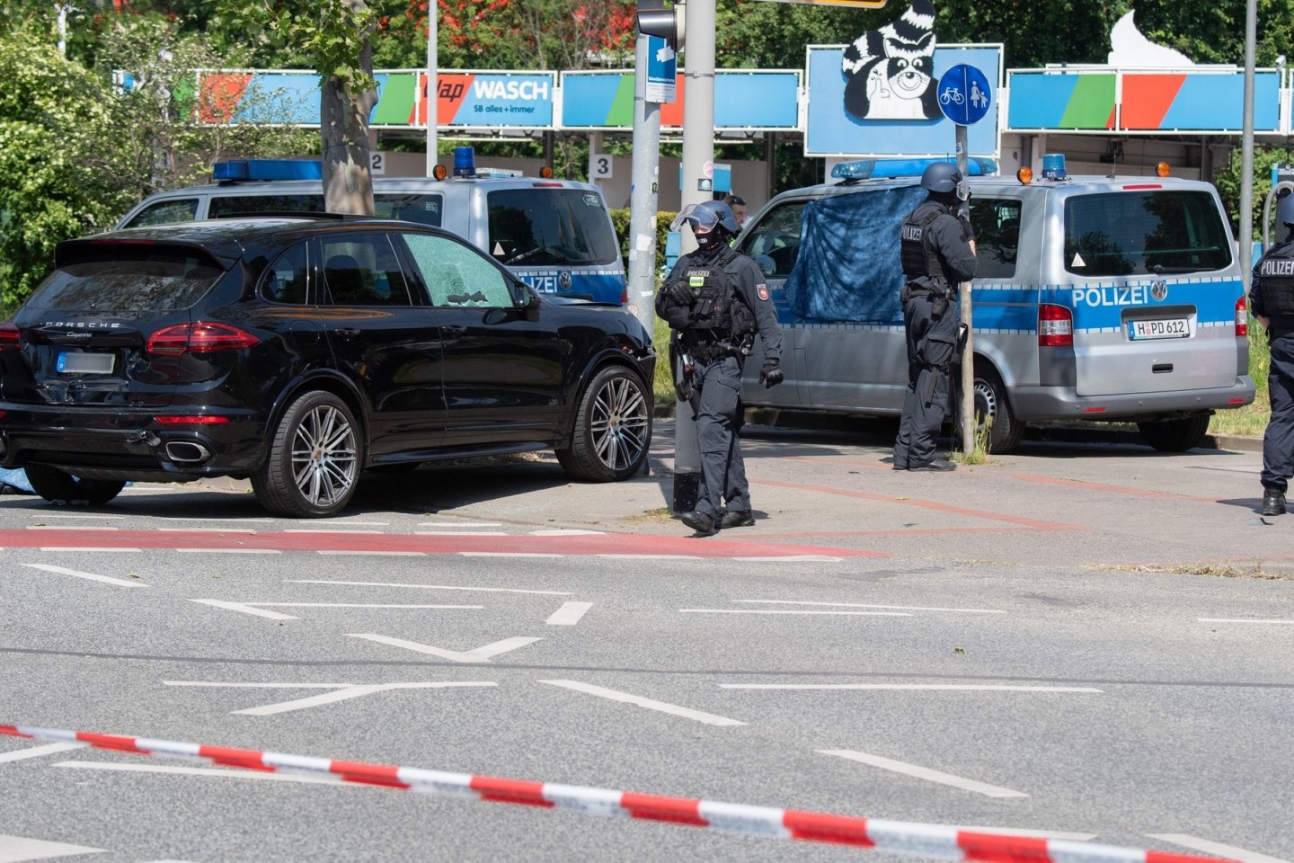 Polizisten sichern den Tatort in Hannover.