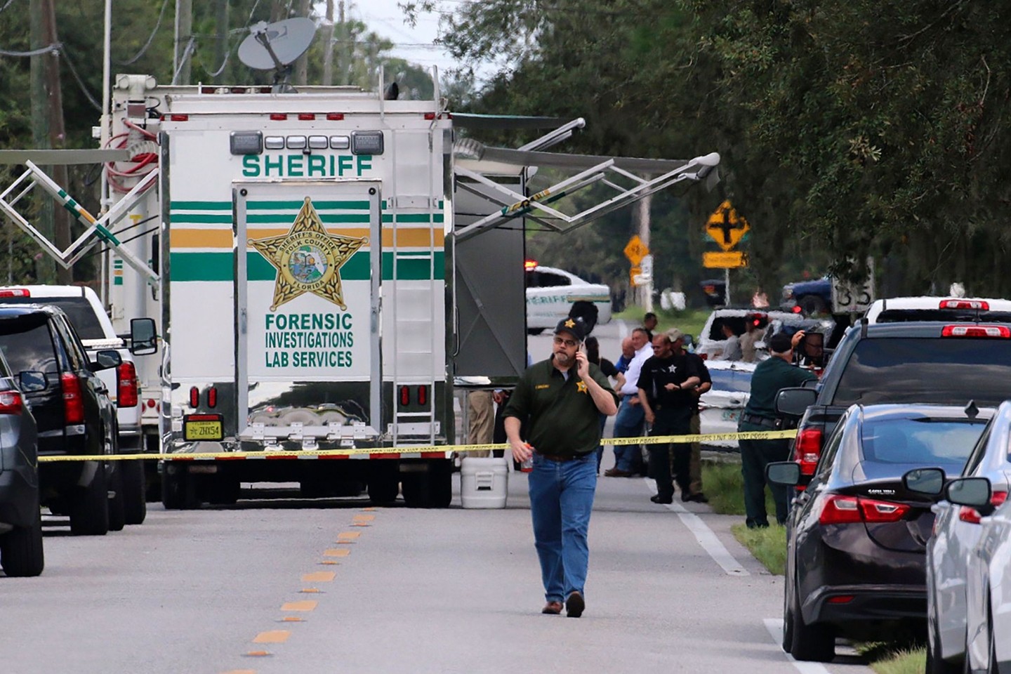 Kriminalbeamte im US-Bundesstaat Florida untersuchen nach einer Schießerei mit mehreren Toten den Tatort.