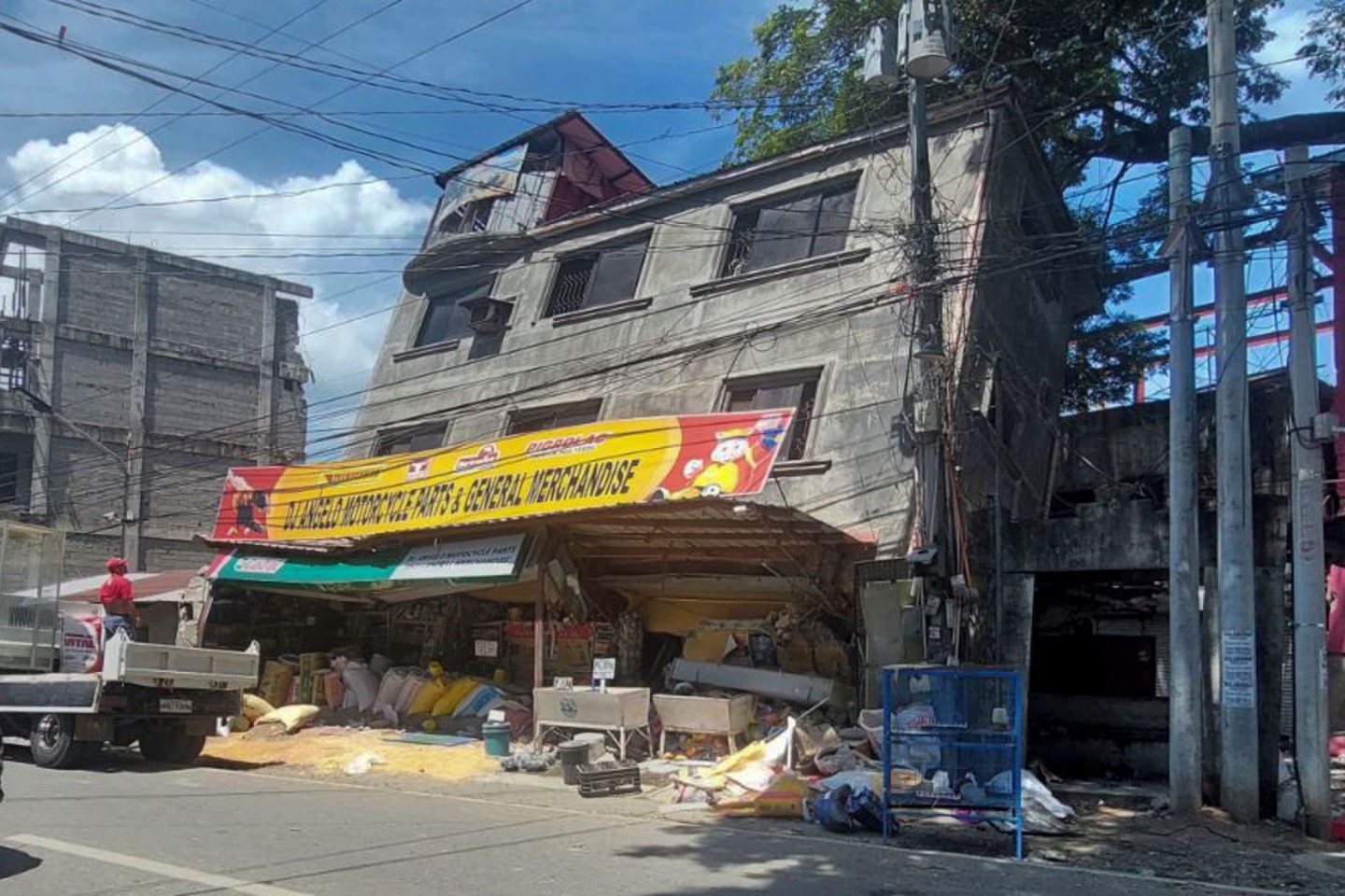 Ein beschädigtes Gebäude liegt auf der Seite, nachdem ein starkes Beben Bangued in der Provinz Abra im Norden der Philippinen erschüttert hat.
