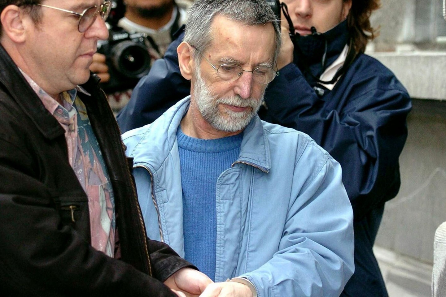 Der französische Serienmörder Michel Fourniret (M) wird im Juli 2004 im belgischen Dinant in ein Gerichtsgebäude gebracht.