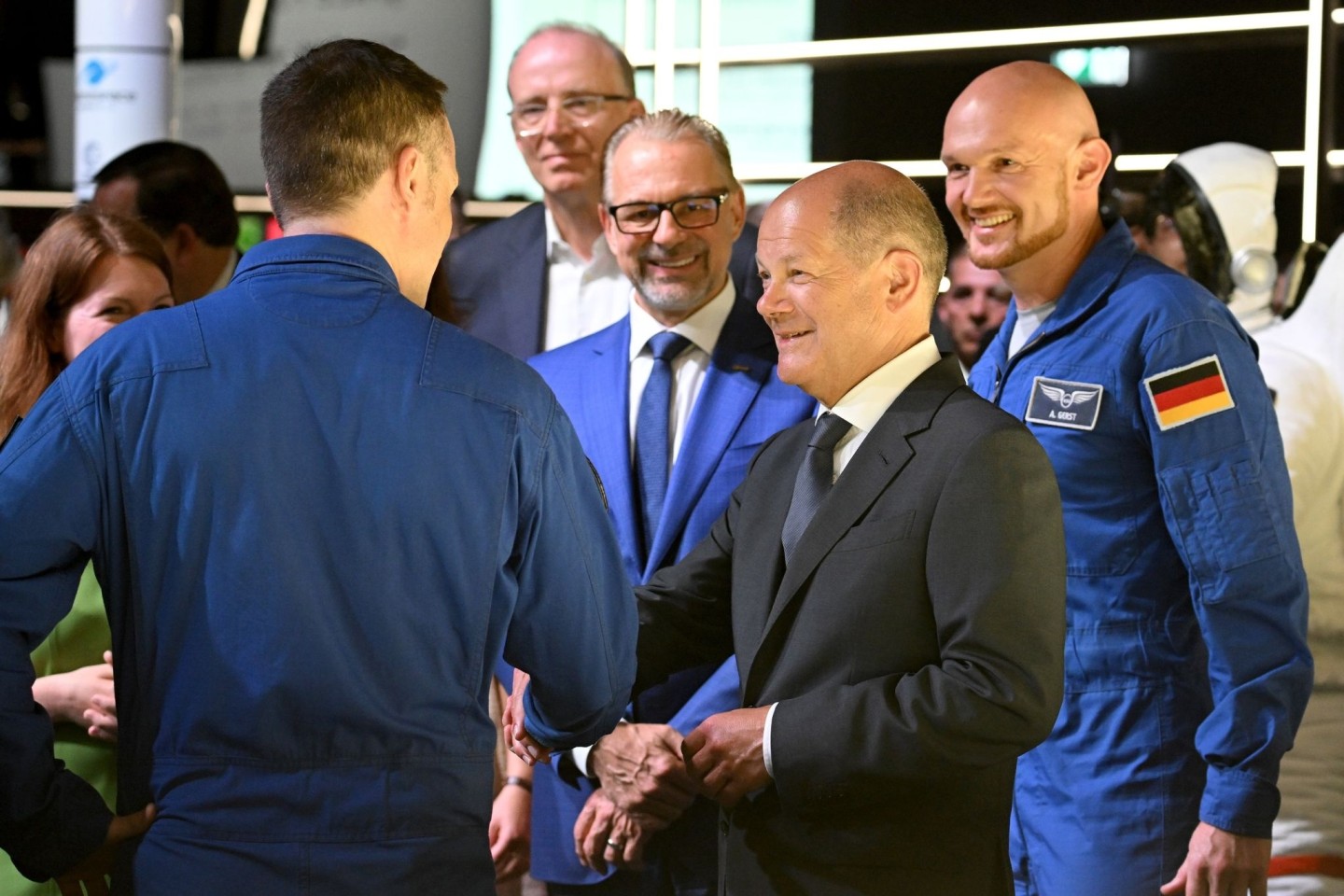 Bundeskanzler Olaf Scholz (2.v.r., SPD) im Gespräch mit Matthias Maurer (l), Astronaut, Josef Aschbacher (M), ESA-Generaldirektor, und Alexander Gerst (r), Astronaut, auf der Internationale...
