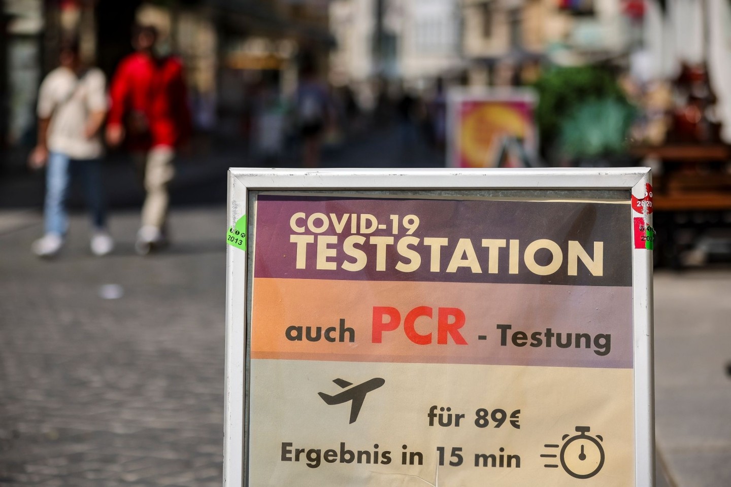 Ein Schild weist in der Innenstadt von Halle auf eine PCR-Teststation hin.