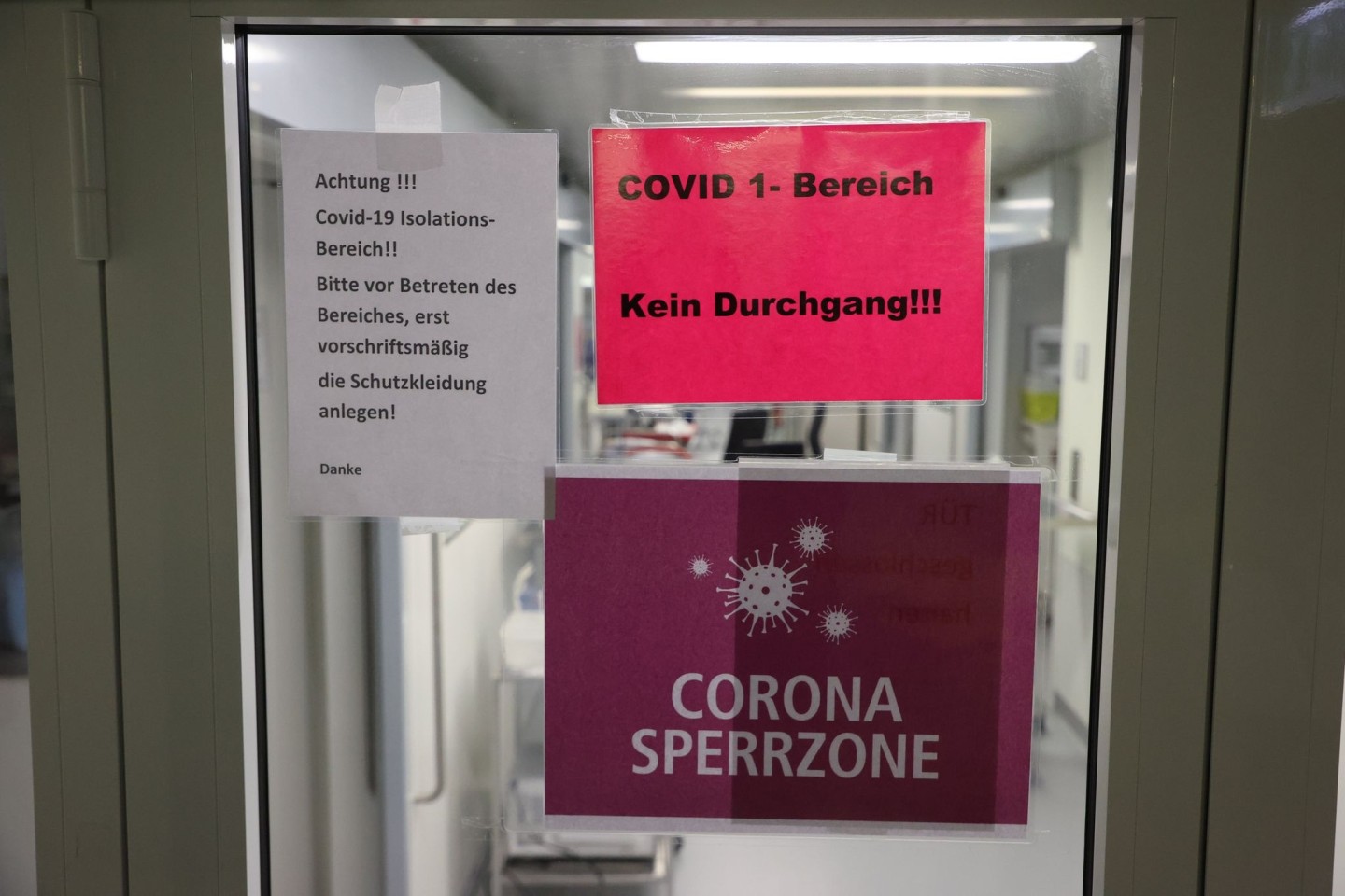 Hinweisschilder hängen am Eingang der Covid-19-Intensivstation einer Klinik in Gera.