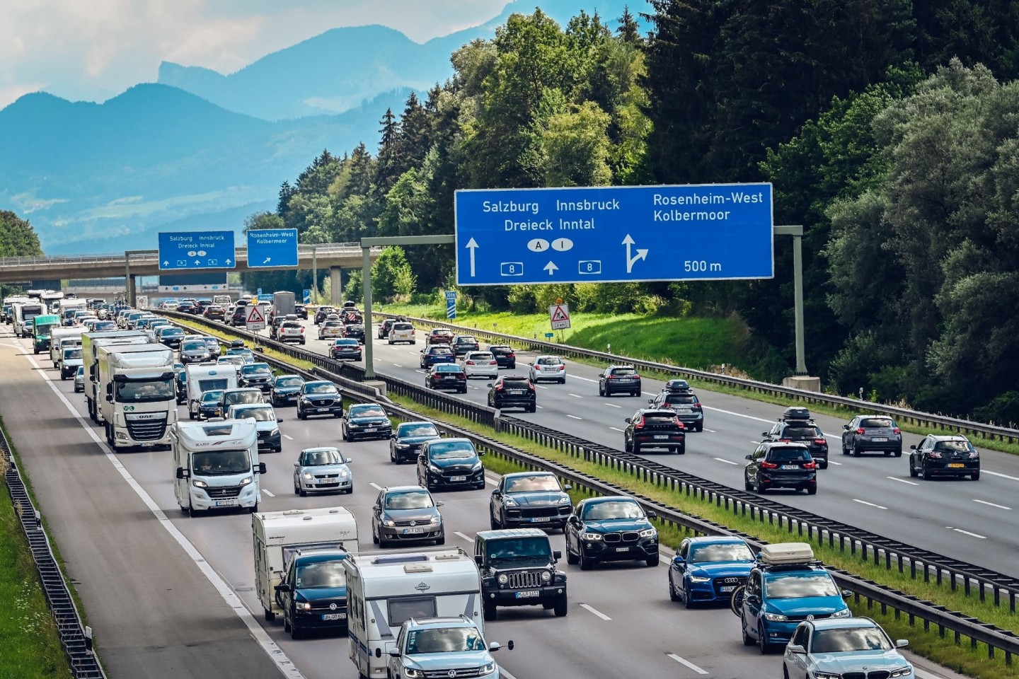 Fahrzeuge stauen sich auf der Autobahn A8 von München nach Salzburg vor dem Inntal-Dreieck in beiden Richtungen.
