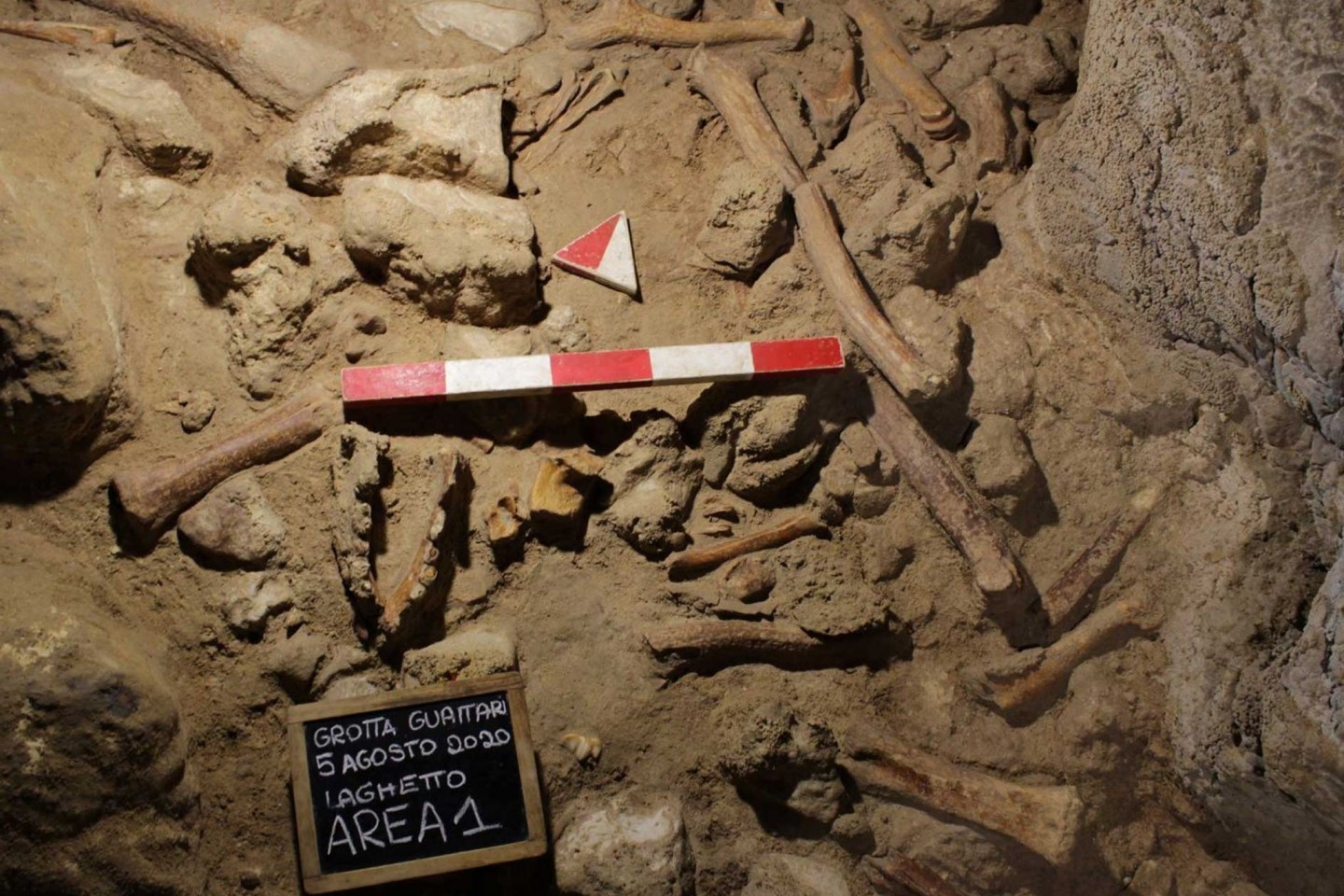 Blick in die Guattari-Höhle in Italien (Archivbild). Hier haben Wissenschaftler bei neuen Untersuchungen Überreste von weiteren neun Neandertalern gefunden.
