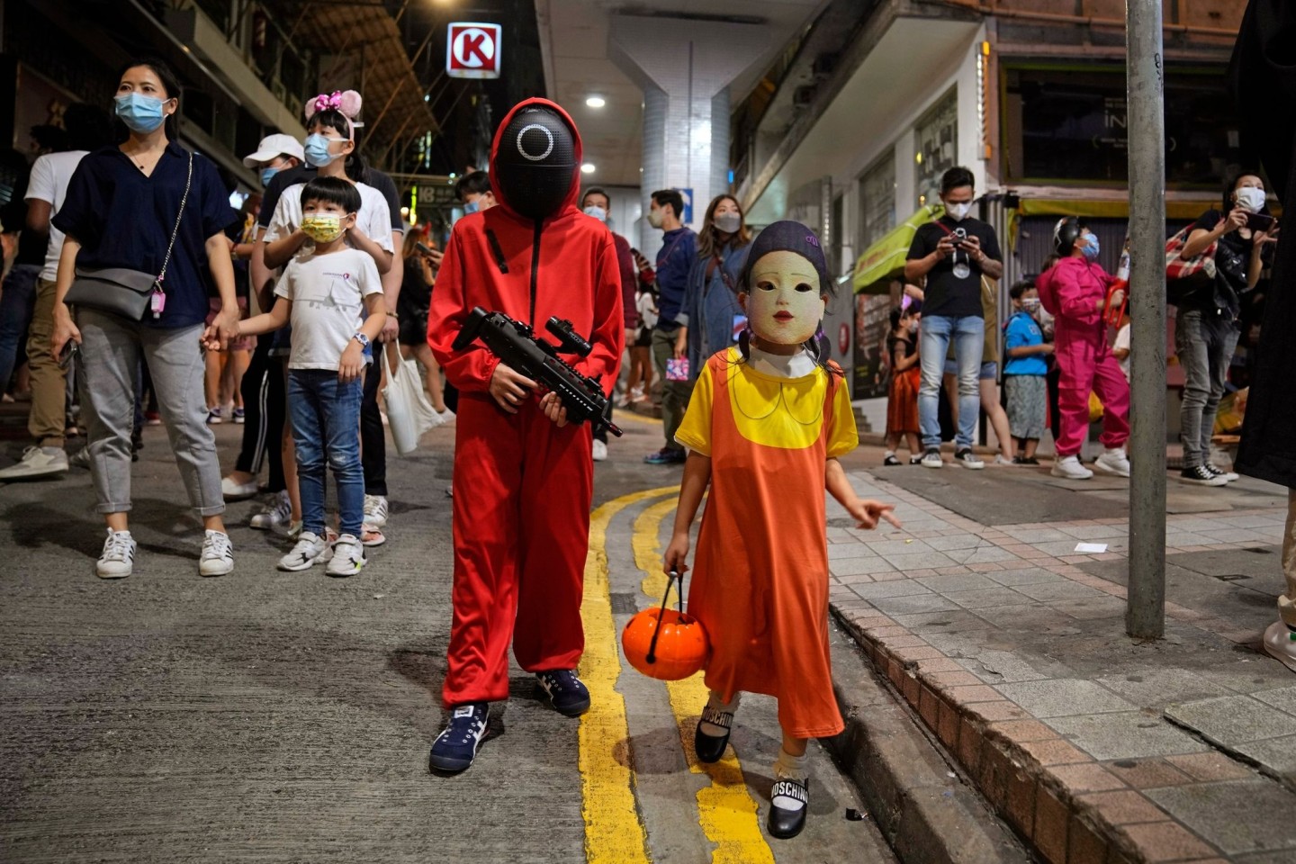 Kinder tragen anlässlich der Halloween-Feierlichkeiten Kostüme, die von der koreanischen Netflix-Originalserie «Squid Game» inspiriert sind. Bei der Streamingserie «Squid Game» sollten...