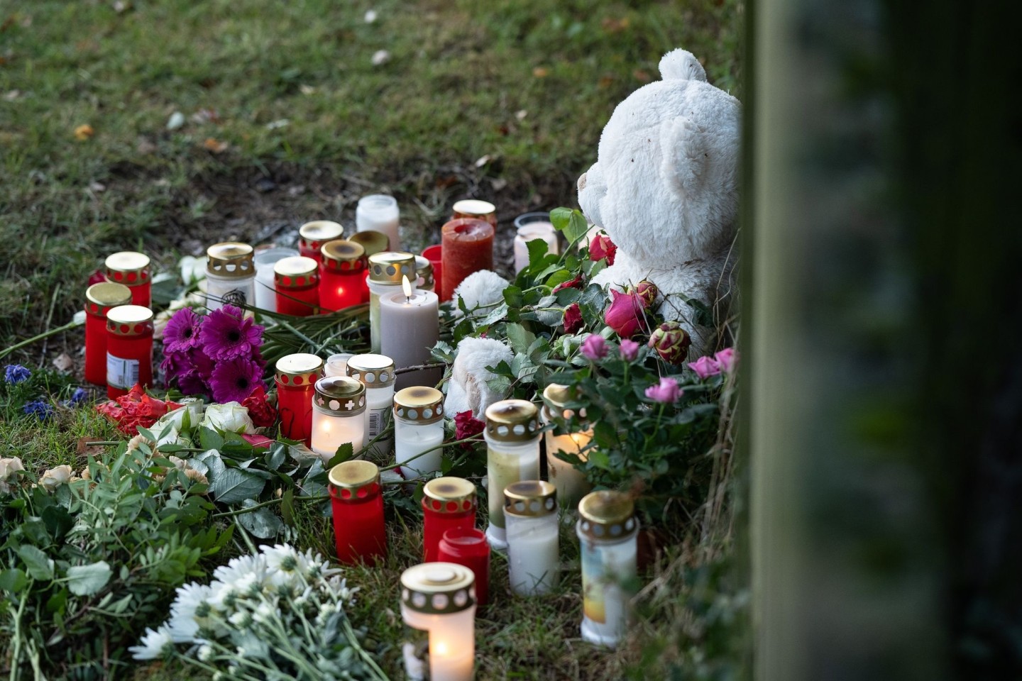 Kerzen, Blumen und ein Stofftier in Gedenken an die tote 14-Jährige in Bad Emstal.