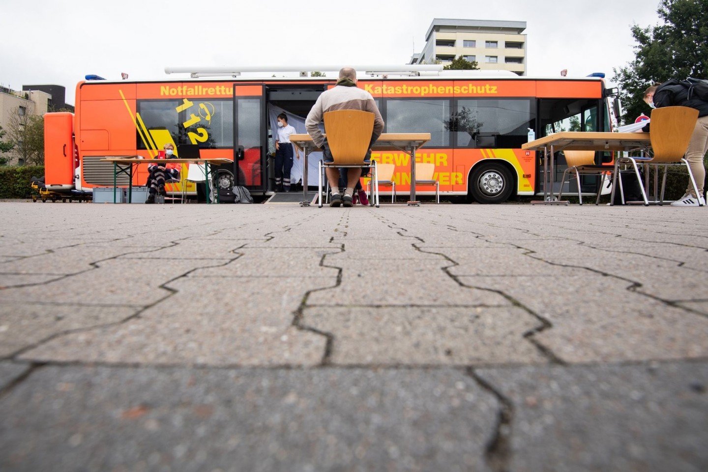 Ein mobiler Impfbus steht auf einem Supermarktparkplatz in der Region Hannover.