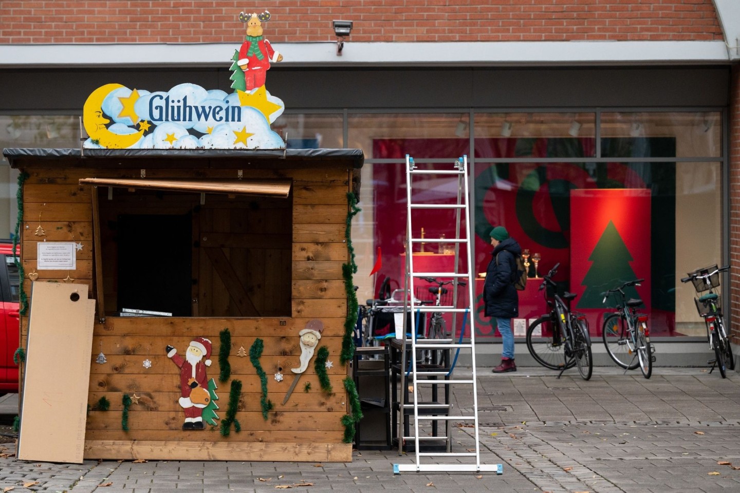 Ein Glühweinstand wird auf dem Weihnachtsmarkt am Rotkreuzplatz in München aufgebaut. Auf den Christkindlmarkt müssen die Menschen aber verzichten.