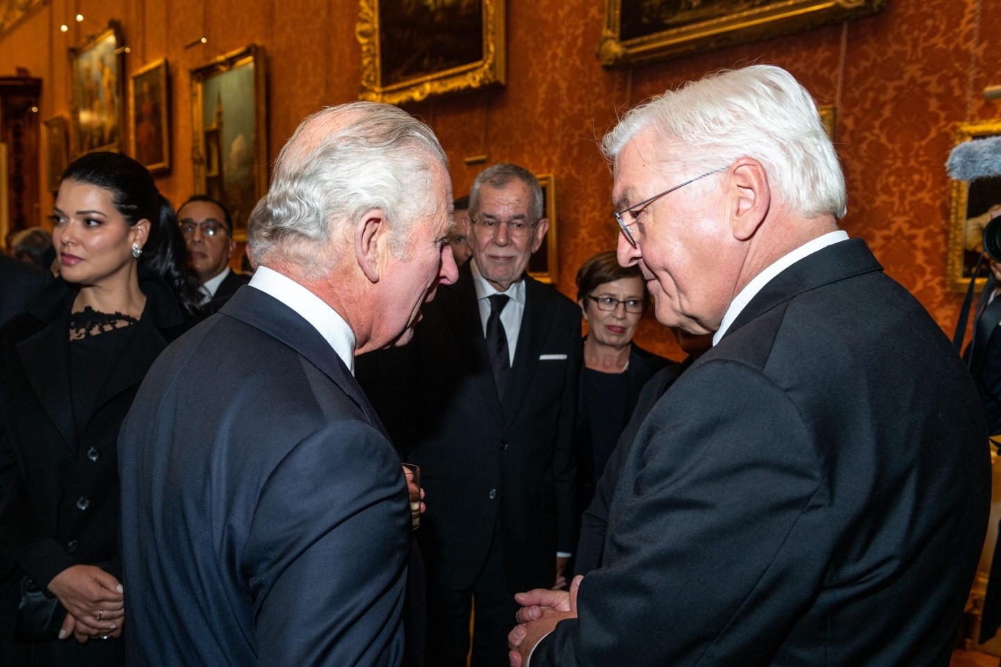 Bundespräsident Frank-Walter Steinmeier (r) im Gespräch mit König Charles III. beim Empfang für die Staatsoberhäupter im Buckingham-Palast.