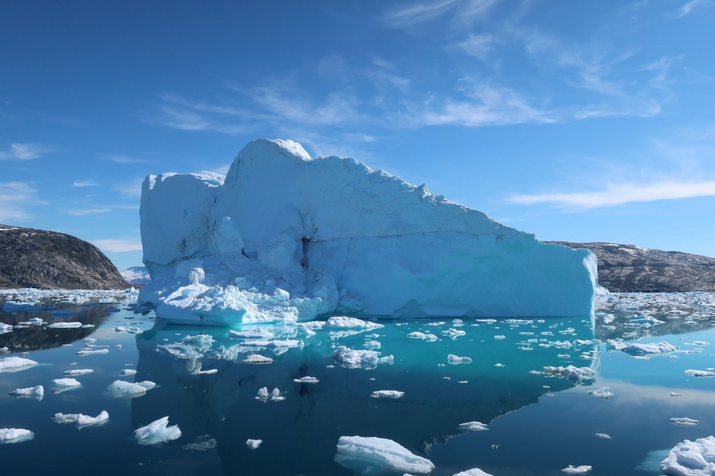 Eisbgerg am Sermikik Fjord in Grönland. Der globale Meeresspiegel wird weiter ansteigen.