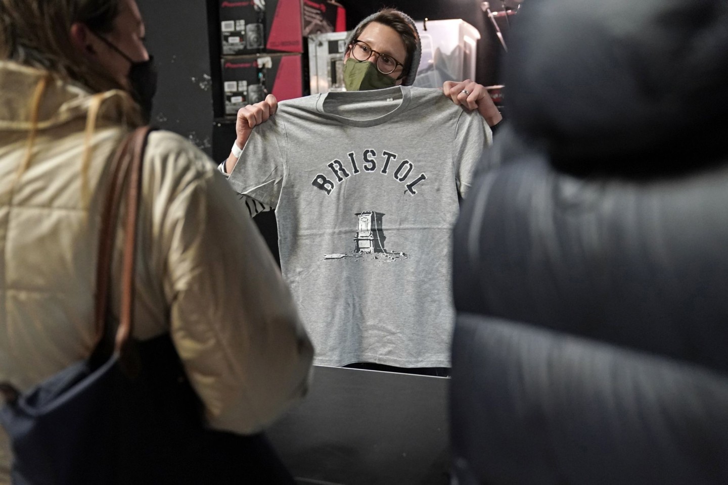 Kunden interessieren sich in einem Geschäft in Bristol für das von Banksy entworfene T-Shirt.