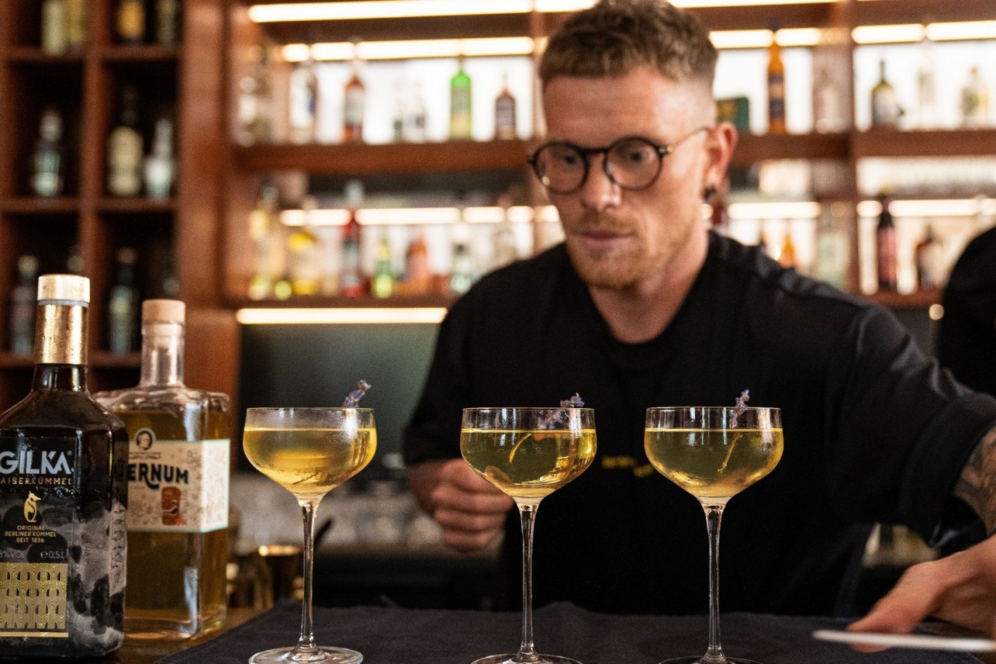 Bartender Tobias Lindner serviert beim Wettbewerb des Barkultur-Magazins «Mixology» einen Cocktail.